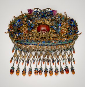 Coiffe dorée avec motifs d