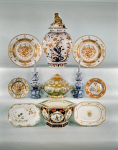 Vase balustre Imari; Plat armorial Rose-verte, vers 1724; Soupière et couvercle Famille rose; Deux vases à tulipes bleu et blanc; Assiette armoriale Famille Rose; Assiette Imari par Cornelius Prenk; Plat oblong Famille Rose; Jardinière hexagonale Famille R