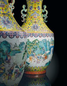 Une paire de vases impériaux Famille Rose - Qing Dynasty   Jiaqing Period Chinese School
