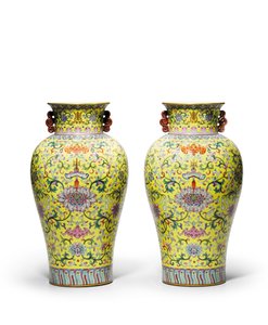 Paire de vases famille rose à fond jaune - Qing Dynasty   Jiaqing Period Chinese School