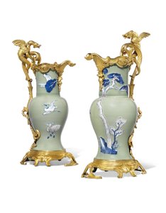 Une paire de verseuses Louis XV, porcelaine 1662-1722, montures vers 1745-49 - Qing Dynasty   Kangxi Period Chinese