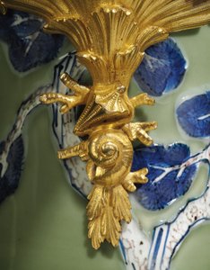 Une paire de verseuses Louis XV, porcelaine 1662-1722, montures c.1745-49