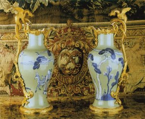 Paire de Aiguières Louis XV, Porcelaine 1662-1722, Montures c.1745-49