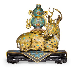 Une paire de cerfs couchés (cuivre doré et émail cloisonné)