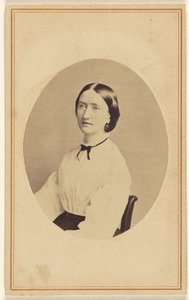 [Femme non identifiée, assise]