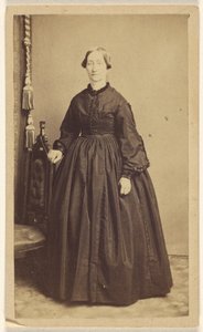 [Femme non identifiée, debout] - R. A. Lord