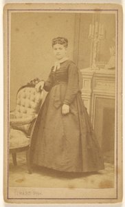 [Femme non identifiée, debout] - R. Girard