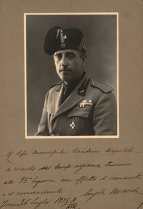 Album "MVSN- Chemises noires": Console de la Milice en uniforme, 07/1935