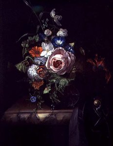 Roses et autres fleurs dans un bol en verre