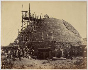 Stupa de Sanchi depuis le sud-ouest pendant les réparations - Raja Deen Dayal