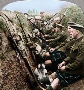 Une section des Seaforth Highlanders prenant un moment de répit, Première Guerre mondiale, vers 1914-1918