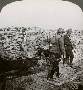 Porteurs de brancards belges transportant des blessés dans une tranchée, Dixmude, Belgique, Première Guerre mondiale, 1914-1918 - Realistic Travels Publishers