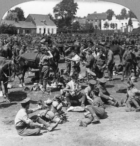 Troupes de cavalerie britanniques se reposant dans un village français, Première Guerre mondiale - Realistic Travels Publishers