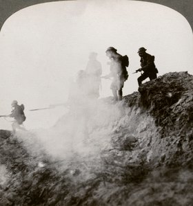 Soldats britanniques avançant sous couvert de gaz et de fumée, France, Première Guerre mondiale, 1916 - Realistic Travels Publishers