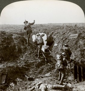 Soldats britanniques attaquant la ligne Hindenburg, Première Guerre mondiale - Realistic Travels Publishers
