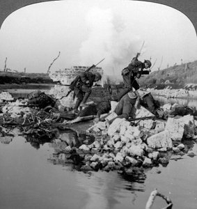 Soldats britanniques en action au canal de Crozat, France, Première Guerre mondiale - Realistic Travels Publishers