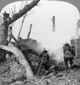 Troupes britanniques attaquant des Allemands isolés dans un village capturé, Première Guerre mondiale, vers 1914-1918 - Realistic Travels Publishers
