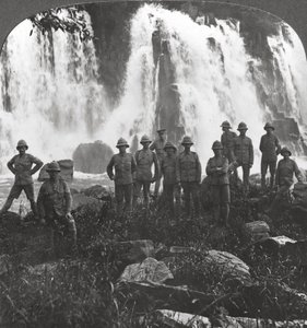Troupes britanniques se rafraîchissant à une cascade, Afrique, Première Guerre mondiale, vers 1914-1918