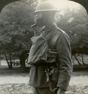 Infanterie équipée des derniers masques à gaz et casques en acier, Première Guerre mondiale, 1915-1918 - Realistic Travels Publishers
