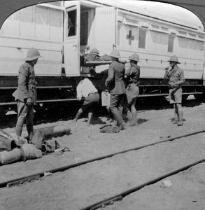 Transport de soldats blessés sur un train-hôpital, Afrique de l