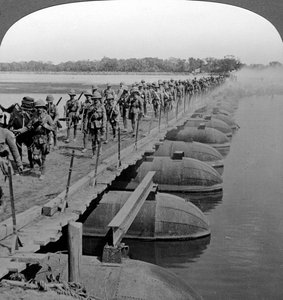 Section de mitrailleuses et infanterie traversant un ponton, Première Guerre mondiale