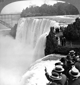 Chutes du Niagara depuis Goat Island, New York, USA - Realistic Travels Publishers