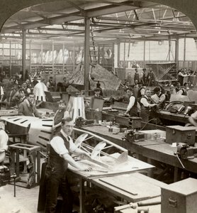 Ouvriers métallurgistes dans une usine d