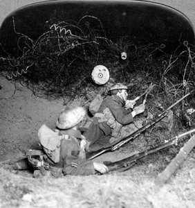 Soldats coupant les défenses de barbelés, Oppy, France, Première Guerre mondiale, 1914-1918 - Realistic Travels Publishers
