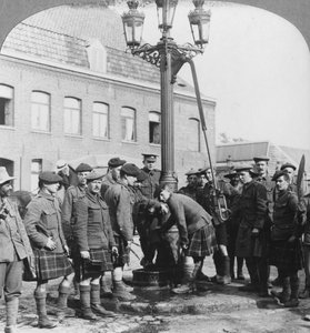 Soldats remplissant leurs gourdes à la pompe de la ville La Gorgue, France, Première Guerre mondiale, vers 1914-1918 - Realistic Travels Publishers