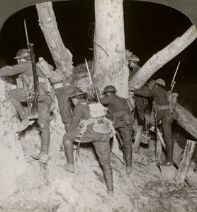Soldats quittant une tranchée pour un raid nocturne à Messines, Belgique, Première Guerre mondiale, 1914-1918 - Realistic Travels Publishers