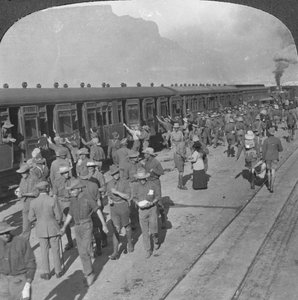 Soldats des Wiltshire Rifles embarquant dans un train, Le Cap, Afrique du Sud, Première Guerre mondiale, vers 1915 - Realistic Travels Publishers