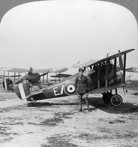Avion Sopwith Camel prêt pour une patrouille au-dessus des lignes allemandes, Première Guerre mondiale, c1917-c1918