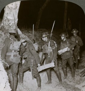 Troupes en raid nocturne quittant une sape pour les lignes ennemies, 20ème siècle