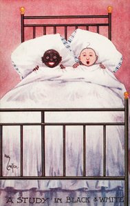 Enfants noirs et blancs dans un lit