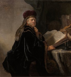 Un érudit assis à un bureau