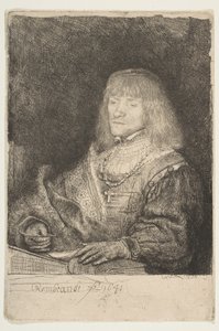 Homme à un bureau portant une croix et une chaîne