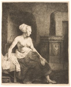 Femme assise à moitié habillée près d