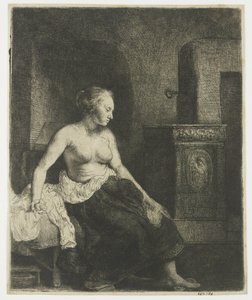Femme assise à moitié habillée près d
