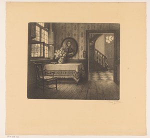 Intérieur avec portrait, table et vue sur un couloir