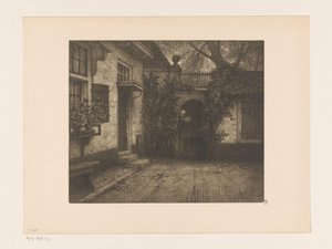 Place devant une maison avec une femme près d