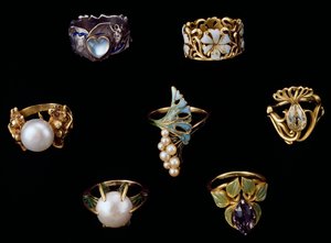 Bagues en or, argent et cuivre avec émail, opale, perles, améthystes et diamants brillants