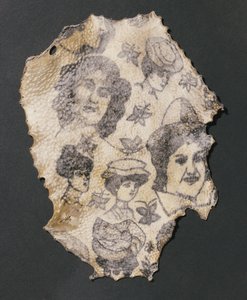 Peau humaine tatouée de têtes de femmes et de papillons, français - John Pardon