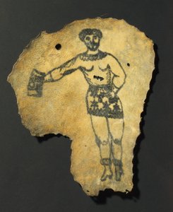 Peau humaine, tatouée avec figure masculine en jupe, probablement français - John Pardon