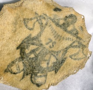 Peau humaine, tatouée avec un insigne naval, français
