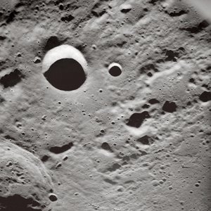 Longues ombres sur la surface lunaire - John Pardon