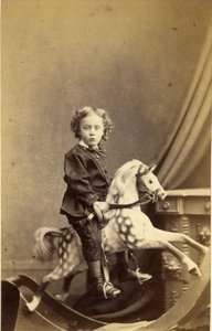 Jeune garçon assis sur un cheval à bascule, années 1860 - Robert H. Preston