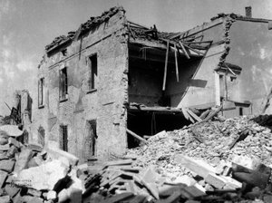 Les bombardements de Sermide : une maison gravement endommagée pendant la Seconde Guerre mondiale - Robert Kretschmer