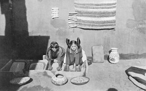 Femmes indiennes Hopi moulant de la farine de maïs, Walpi, Arizona (1912) - Robert Wilson Shufeldt