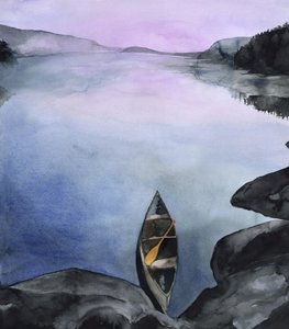 Canoë sur un lac de montagne paisible