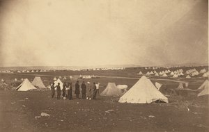 Quartier général des Bosquets en direction de la ferme Mackenzie. - Roger Fenton